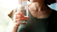 Un medic a făcut calculul! Câtă apă trebuie să bei pe caniculă, de fapt, în funcție de câte kilograme ai