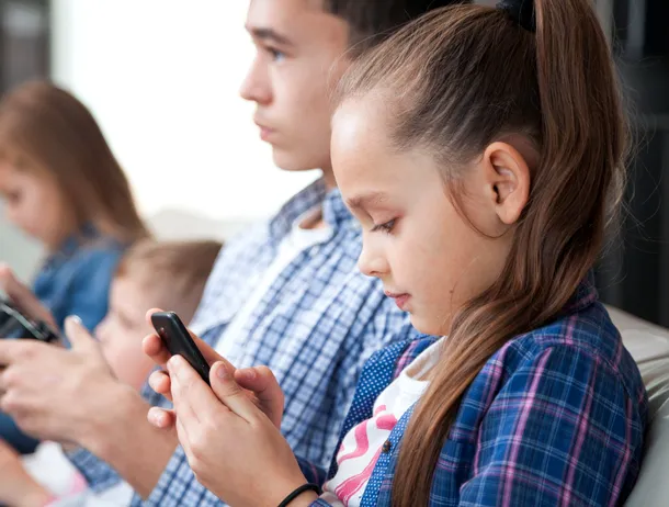 Raed Arafat cere o lege care să limiteze accesul copiilor la rețelele de socializare: „Nu este vorba despre cenzură. Este vorba despre protecție”