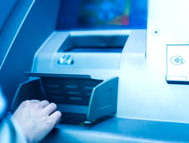 Premieră în România: CEC Bank permite depunerea de bani gheață pe cardurile altor bănci direct la bancomate