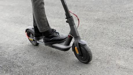 Studiu: Utilizatorii de trotinete electrice au un risc de trei ori mai mare de leziuni cerebrale decât motocicliștii
