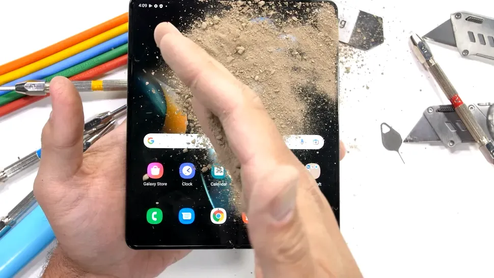 Galaxy Z Fold5, cel mai rezistent telefon pliabil de până acum (VIDEO)