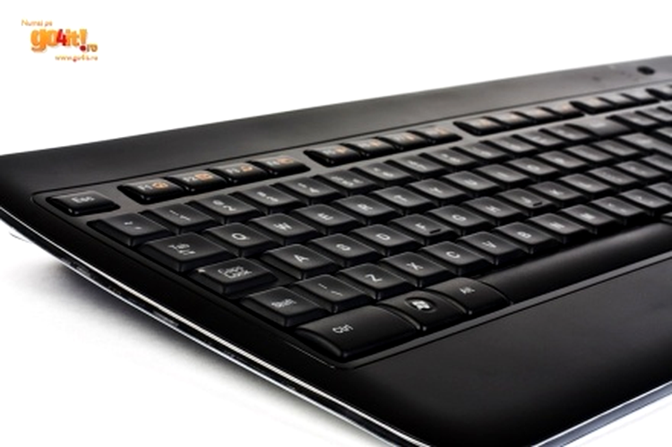 Logitech K800 - superbă, însă la un preţ cam mare