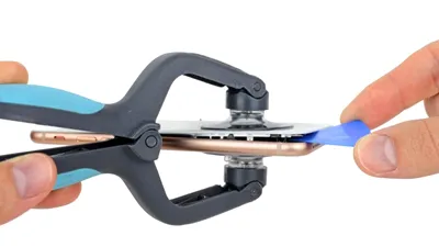 Cât de reparabil este iPhone 8 şi cât „iPhone 7” se ascunde la interiorul carcasei din sticlă