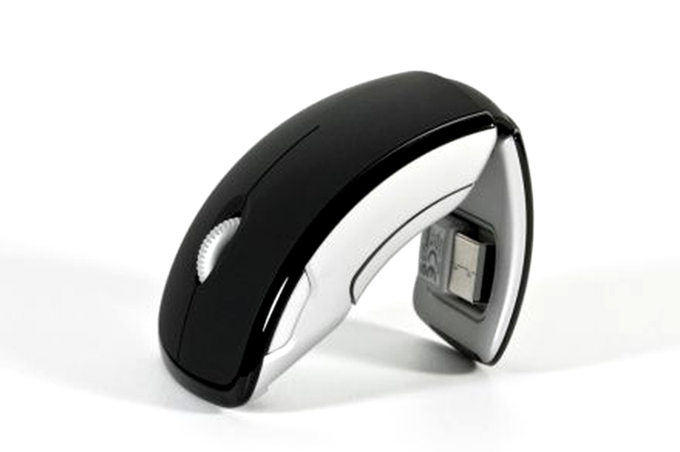 Microsoft Arc Mouse - micul receiver atasat magnetic