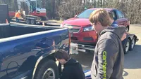 „Chiar schimbați lumea”: Elevi de liceu din SUA repară mașini second-hand și le donează mamelor singure care au nevoie de transport