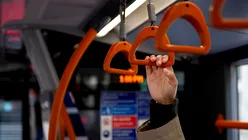 Autobuz autonom lovit de tramvai la prima cursă cu pasageri, în Suedia