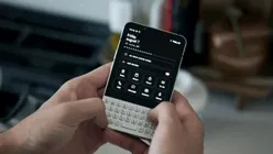Minimal a prezentat Phone 2, noul model cu ecran OLED de 3,92 inci și tastatură QWERTY