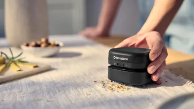Aspirator de masă mini SilverCrest cu baterii, disponibil la Lidl la 25 de lei