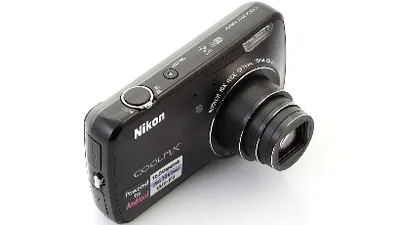 Nikon Coolpix S800c - compactă cu funcţii de tabletă Android