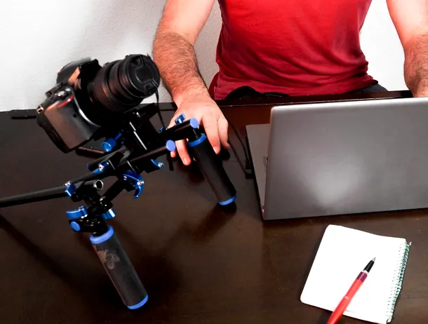 Video – Ce tip de conținut funcționează pe YouTube în 2026? Un creator român urmărit de peste 1,5 milioane de oameni explică