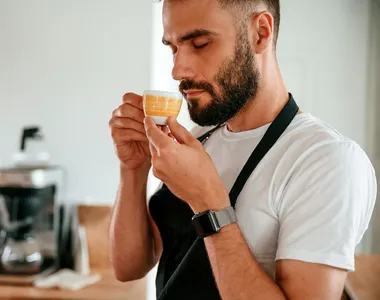 Dedeman are la reducere un espressor de cafea cu pompă de 20 bar. Costă 229 de lei și poate prepara inclusiv băuturi cu lapte