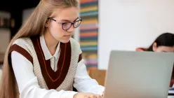 După 15 ani, Suedia renunță la școlile complet digitale: Este sfârșitul ecranelor în clasă?