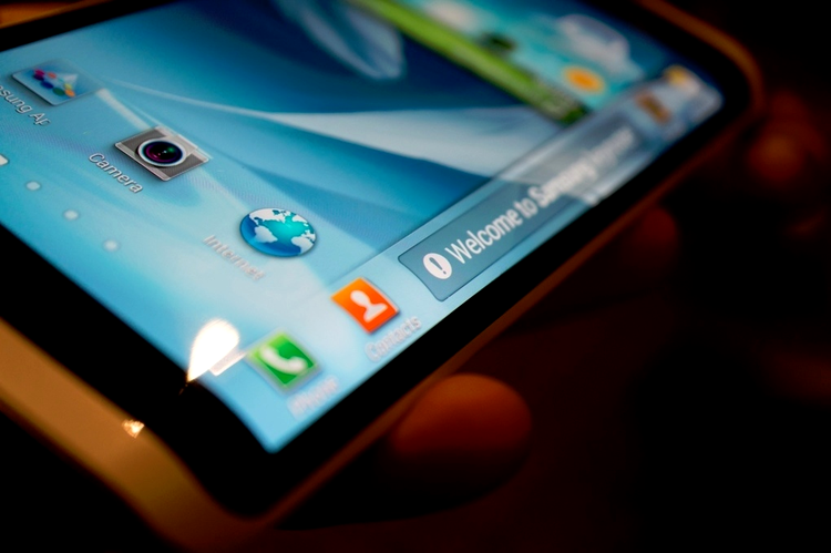 Prototip Samsung pentru un smartphone cu ecran flexibil