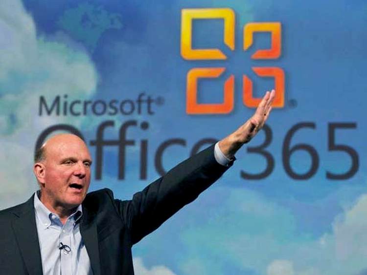 Fostul CEO Microsoft, Steve Ballmer, şi-a anunţat retragerea din fruntea companiei în luna august 2013, fiind înlocuit oficial de Satya Nadella în luna aprilie 2014
