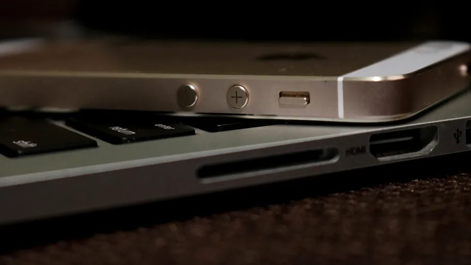 Telefonul vechi din sertar ți-ar putea incendia casa. Cum te asiguri că minimizezi riscul