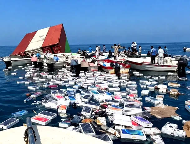 Strâmtoarea Ormuz: Pescarii iranieni caută în epava unei nave scufundate pentru a recupera iPhone-uri și parfumuri de lux