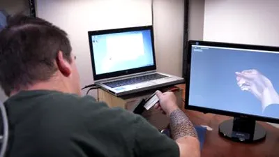Un cip implantat în creier i-a redat unui tânăr paralizat controlul asupra unei mâini [VIDEO]