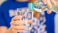 Câtă apă trebuie să bei pentru rinichi sănătoși? Medicul explică de ce mai mult nu înseamnă neapărat mai bine