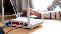 Metoda ieftină care poate direcționa mai eficient semnalul Wi-Fi în locuință. Ce să pui în spate la router?