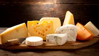 Care este cea mai nesănătoasă brânză din supermarket? Majoritatea românilor o consumă zilnic