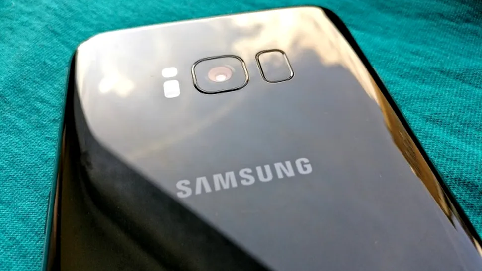 Samsung ar putea lansa un smartphone cu ecran curbat întins până pe spatele carcasei