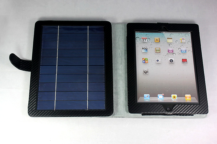Apple caută modalităţi practice pentru încărcarea solară a telefoanelor iPhone şi sisteme laptop