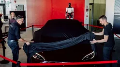 Un român, selectat pentru a cumpăra una dintre cele 250 de Tesla Model S Signature