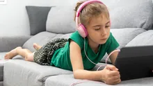 Timpul petrecut în fața ecranului la vârsta de 1 și 6 ani ar putea avea o importanță mai mare decât își dau seama părinții