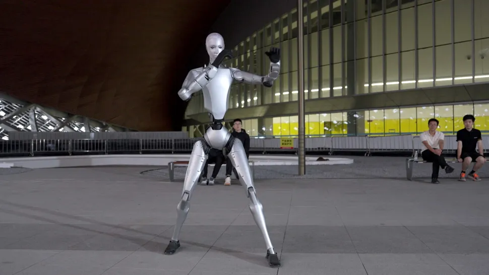 Premieră în România: Un robot umanoid și un câine-robot au fost asigurați pentru peste 141.000 de euro