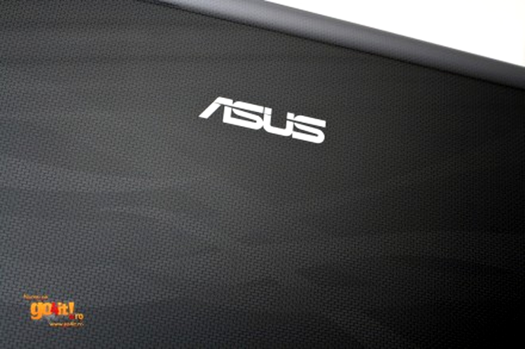 Asus F81 - capacul de plastic lucios al ecranului