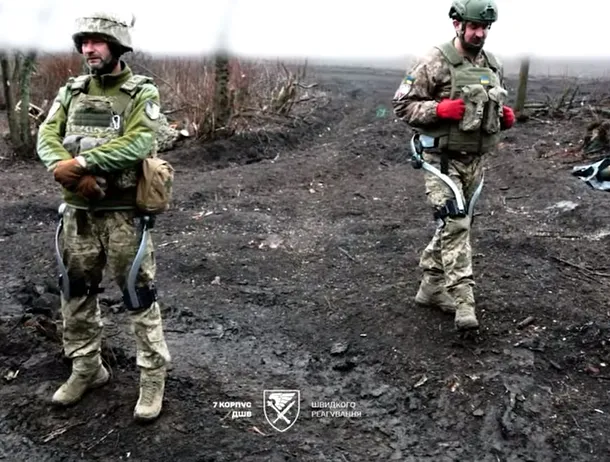 Ucraina devine prima țară care folosește exoschelete în luptă. Modelul testat de artileriști reduce efortul fizic cu 30%