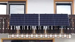 Panouri solare de tip plug-in montate pe balcon. De ce este mai bine să le eviți