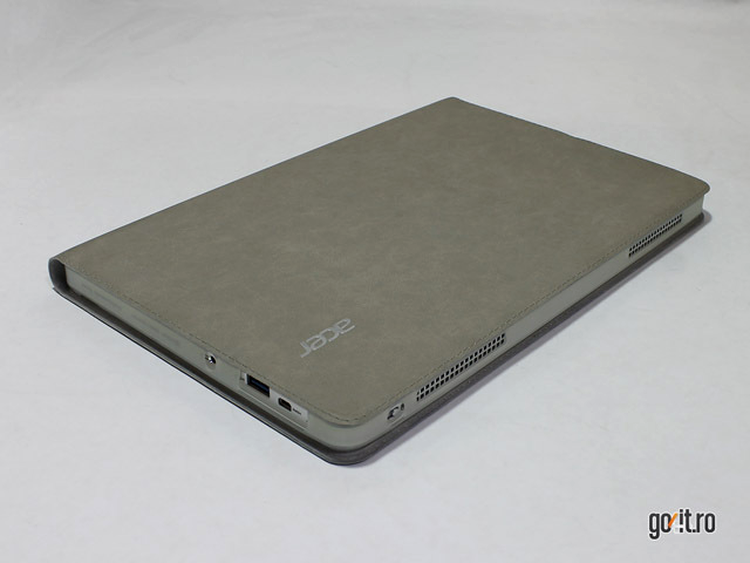 Acer Iconia W700 - protejată în compartimentul tastaturii detaşabile