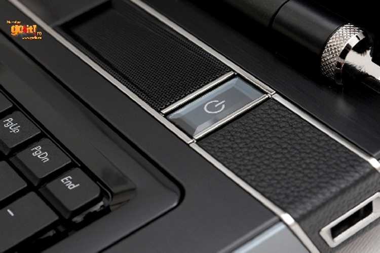 Asus W90 - un difuzor alături de o inserţie din piele naturală