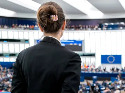 ANALIZĂ: Proiectul de lege „zombi” „Chat Control 1.0” a fost strecurat pe furiș prin Parlamentul European, permițând companiilor să scaneze datele utilizatorilor fără mandate