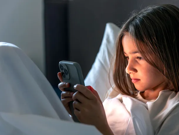 Analiză pe 9 milioane de tineri: Cum afectează timpul petrecut pe telefon sănătatea mintală și somnul
