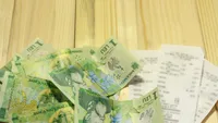 Banii românilor vor ajunge la stat. Noua TAXĂ se va aplica tuturor. Este inclusă direct în preț