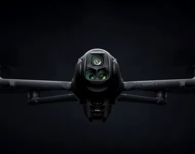 DJI Mavic 4 Pro, o dronă care permite filmări aeriene din orice unghi