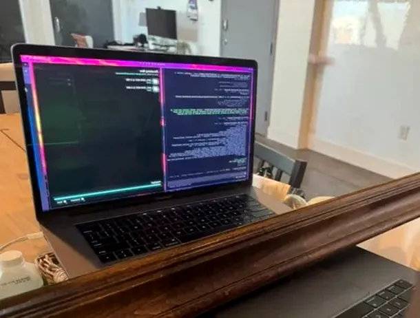 Un sistem AI de pe un MacBook cu procesor Intel rescrie în timp real codul driverului AMD Radeon