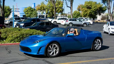 O imagine virală arată cât de mică este, de fapt, Tesla Roadster