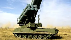 VIDEO | O singură dronă, 50 de milioane de dolari pierduți: Ucraina distruge un sistem rusesc Buk-M3 în timpul deplasării