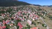 Un sat spectaculos din Grecia, la mare altitudine. În apropiere se află misteriosul „Lac al Dragonului”