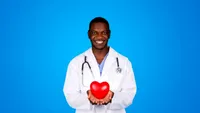 BANCUL ZILEI. Doi medici sunt cuprinși de flacăra iubirii: – Ești extraordinară, se vede că ai făcut...