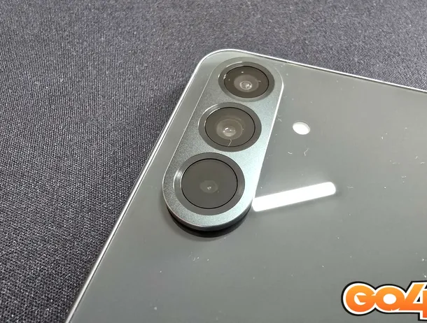 Zvon: Samsung Galaxy A57 va folosi panouri OLED flexibile furnizate de o companie chinezească