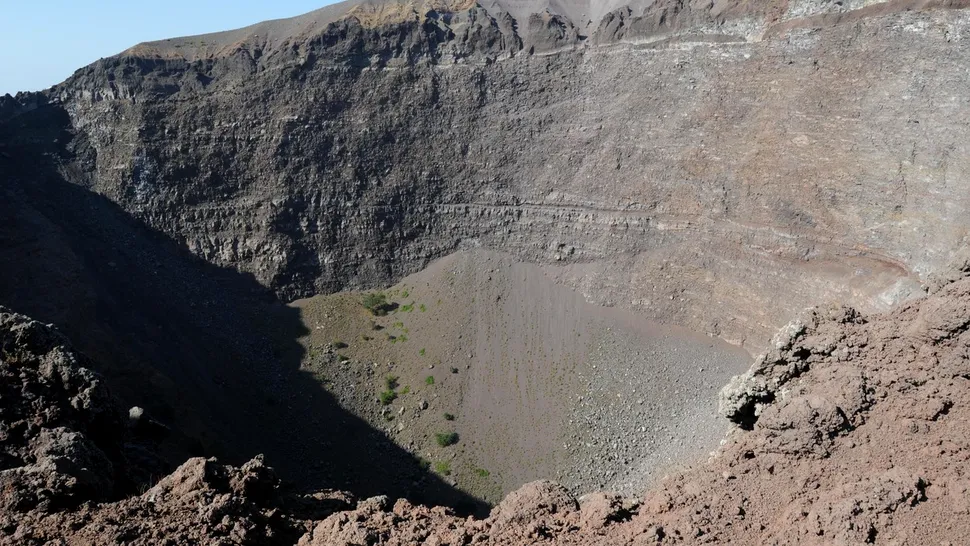 Un turist care încerca să-și recupereze telefonul, a căzut într-un vulcan activ