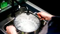 De ce nu este recomandat să gătești cu apă caldă de la robinet? Greșeala pe care mulți o fac