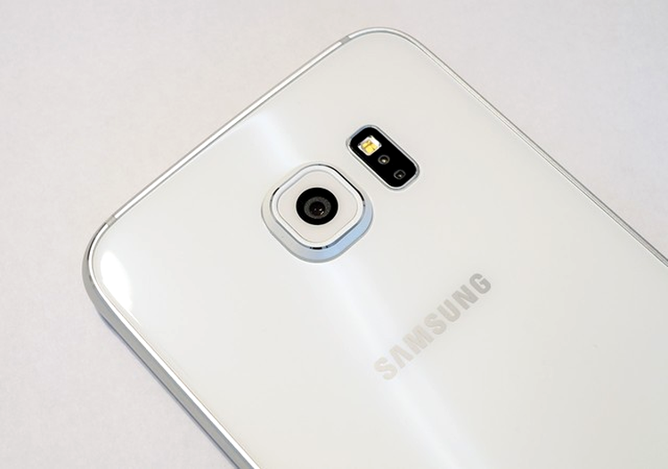 Samsung Galaxy S6: o cameră foto performantă ascunsă într-o protuberanţă cam urâtă
