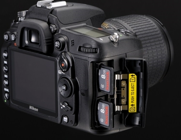 Nikon D7000 cu două sloturi pentru carduri SDHC/SDXC