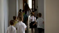 Uniforma ar putea deveni obligatorie în școli. Proiectul prevede și amenzi de până la 10.000 de lei pentru școlile care nu respectă regulile
