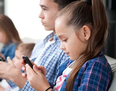 Raed Arafat cere o lege care să limiteze accesul copiilor la rețelele de socializare: „Nu este vorba despre cenzură. Este vorba despre protecție”